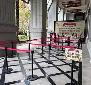 伸縮圍欄（紅龍柱 1.8 米） 實際案例